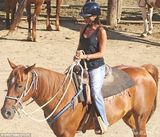 组图：小贝一家骑马出游 辣妹变身酷帅女骑士