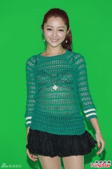 组图：吴君如加拍《金鸡》重口戏 怀抱大香蕉