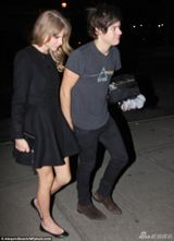 组图：泰勒与小男友十指紧扣深夜同回酒店