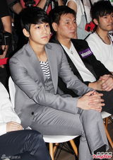 组图：韩星金汎(金范)帅气赴港做活动 兴奋看到大黄鸭