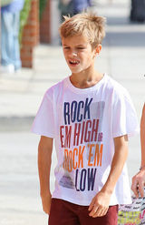 组图：贝克汉姆10岁儿子贴纹身贴纸模仿老爸