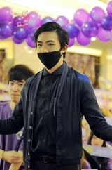 组图：网曝俞灏明2012年庆生照 戴口罩拥抱粉丝