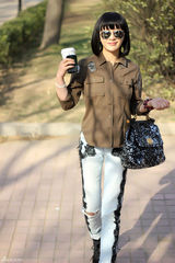 组图：杨舒婷街拍 工装衬衣搭配破洞蕾丝牛仔裤