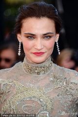 组图：萨黛-阿克索伊镂空绣花长裙性感亮相红毯