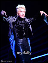 组图：金俊秀眼线妆帅气亮相《伊丽莎白》首演