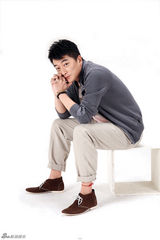 组图：邵峰最新杂志写真 多种风格展现儒雅熟男风范