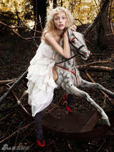 组图：俄罗斯超模萨莎写真展梦幻气质