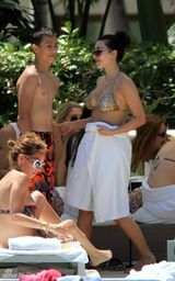 幻灯图集：金-卡戴珊迈阿密度假 比基尼秀丰胸