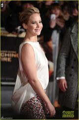 组图：饥饿游戏2首映劳伦斯优雅白裙露美背