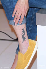 组图：罗嘉良亮相无线饮食节目晒爱的纹身