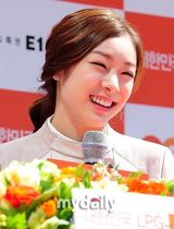 组图：韩花样滑冰公主金妍儿会粉丝展笑颜