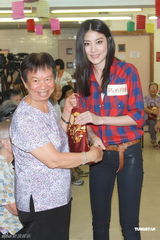 组图：陈慧琳服务中心派发月饼 预庆中秋节