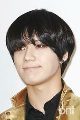 组图：SHINee出席演唱会记者会 舞台妆妖艳帅气