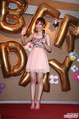 组图：安心亚粉裙亮相歌迷会 台上跳舞性感甜美