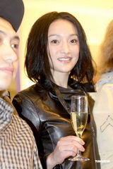 组图：周迅低调现身为品牌代言 展露精灵般笑容