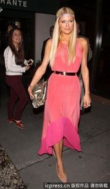 组图：帕丽斯-希尔顿红色礼服抢镜 金色手包彰品位