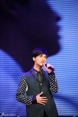 组图：严爵新辑发布会汗腺失灵 脱妆露出好皮肤