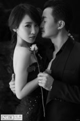 组图：谢楠黑裙神秘诱惑 与吴京亲密相拥