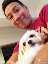 台歌手李立崴微博生前照 爱萌犬自侃酷似梁家辉