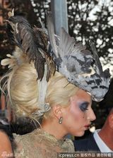 组图：Gaga《名利场》大片再蹬“恨天高”尴尬摔倒 