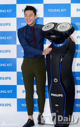 组图：刘亚仁亮相代言发布会 雅痞风帅气迷人