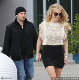 组图：小甜甜布兰妮出入教堂神采飞扬