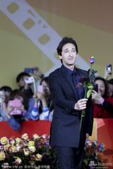 组图：奥斯卡影帝布罗迪搞怪 长脸戴花扮娇艳