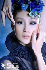 幻灯组图：“龙女郎”林鹏新造型 演绎狂野魅惑