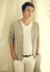 组图：赵正阳时尚写真显成熟男性魅力