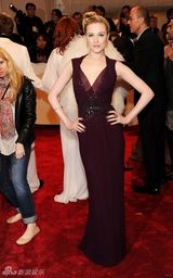 组图：美国时装学院庆典举行 众明星红毯竞艳