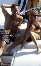 幻灯图集：裘德-洛和西耶娜-米勒西班牙惬意度假