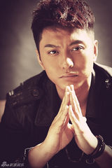 组图：侯京健复古写真 展现忧郁文艺气质