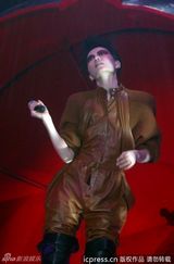 组图：王菲西安巡演现场热舞 频换美装只道4声谢