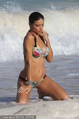 组图：巴西超模阿德里亚娜泳装写真秀身材