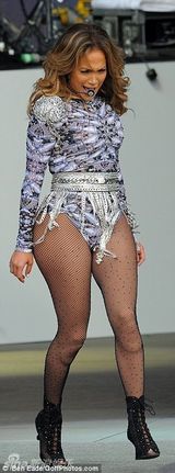 组图：洛佩兹火辣开唱 穿钻石流苏裙狂扭电臀