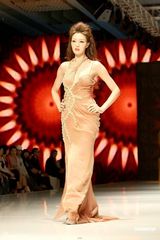 组图：名模陈嘉容性感抵京走秀 胸前镂空成全场焦点