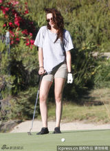 组图：斯图尔特大晒高尔夫球技 挥杆动作英气逼人