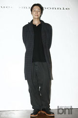 组图：EXO-Kf(x)孔孝珍等亮相某品牌纪念活动