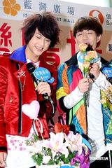 幻灯组图：棒棒堂为粉丝化妆 王子曾险遭粉丝强吻