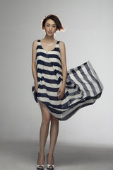 组图：张俪大片秀修长美腿 裙角轻舞青春飞扬