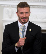 组图：奥巴马白宫宴请众球星 贝克汉姆赠送球衣