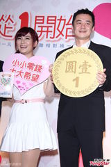 组图：Selina与老公共同做公益 浅笑清新似少女