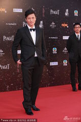 组图：尹子维黑西装亮相金像红毯笑容迷人