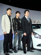 幻灯图：夏雨气度不凡亮相名车展 潮流生活受推崇