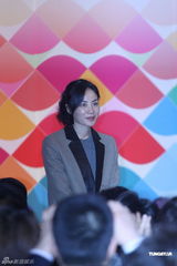 组图：王菲素颜现身为嫣然天使站台 李亚鹏呵护爱妻