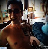 组图：钟镇涛带女儿海岛度假 丛林探险骑大象