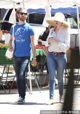 组图：海瑟薇与老公逛市场 宽沿草帽幸福表情