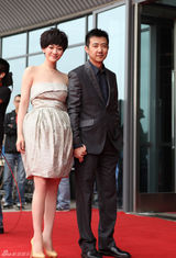 组图：李小冉与鄢颇首恩爱亮相 有孕在身被呵护