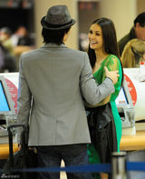 高清图：美剧情侣档妮娜-杜波夫和伊恩现身机场