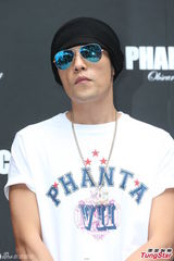 组图：周杰伦被问订婚打太极 自豪暴瘦腹肌仍在